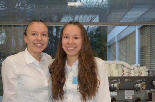 Foto – Fachschule Tisens: Kaffee mit Liebe zubereitet v. l. n. r. Julia Pixner und Manuela Pixner (3. Kl.) Foto – Fachschule Tisens: Kaffee mit Liebe zubereitet v. l. n. r. Julia Pixner und Manuela Pixner (3. Kl.)