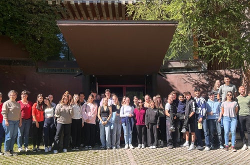 Besuch im archeoParc, Schnals – Gruppenfoto mit Frau Direktor Johanna Niederkofler – 2. v. l. n. r. Foto: FS Tisens Besuch im archeoParc, Schnals – Gruppenfoto mit Frau Direktor Johanna Niederkofler – 2. v. l. n. r. Foto: FS Tisens