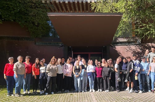 Besuch im archeoParc, Schnals – Gruppenfoto mit Frau Direktor Johanna Niederkofler – 2. v. l. n. r. Foto: FS Tisens Besuch im archeoParc, Schnals – Gruppenfoto mit Frau Direktor Johanna Niederkofler – 2. v. l. n. r. Foto: FS Tisens