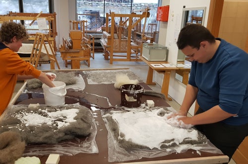 Workshop Filzen an der Winterschule Ulten. Fotos: FS Tisens Workshop Filzen an der Winterschule Ulten. Fotos: FS Tisens