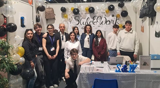 Gli studenti e docenti della scuola Mattei di Bressanone Gli studenti e docenti della scuola Mattei di Bressanone