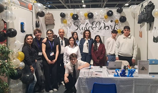 Gli studenti e docenti della scuola Mattei di Bressanone Gli studenti e docenti della scuola Mattei di Bressanone