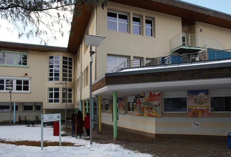 Das Schulgebäude befindet sich in der Schwesternau Das Schulgebäude befindet sich in der Schwesternau