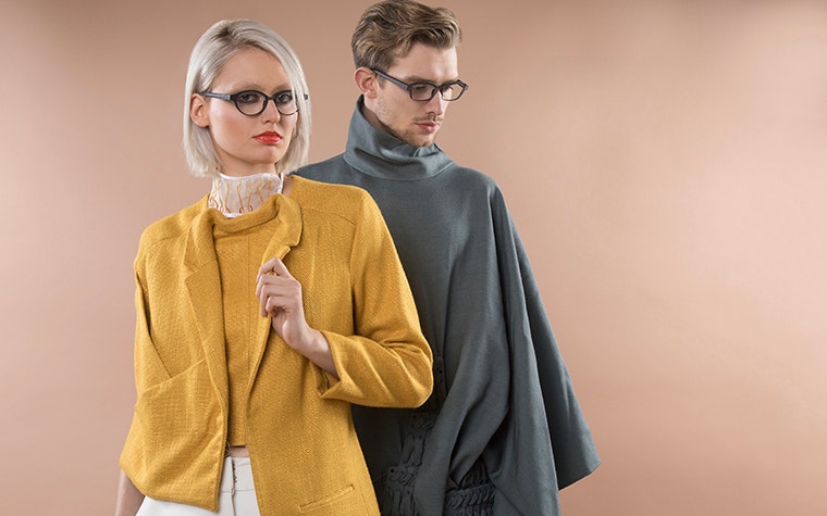Modèle féminin portant du jaune et modèle masculin portant du gris, tous deux portant des lunettes de la collection Hoet Cabrio.