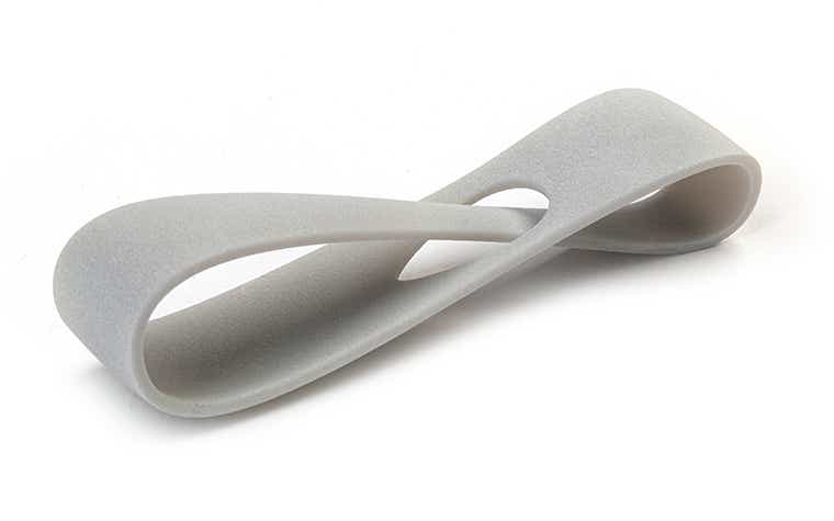 Un bucle gris impreso en 3D realizado con Xtreme mediante estereolitografía, con un acabado normal.