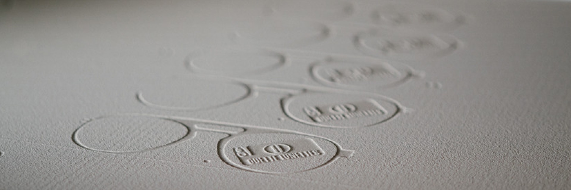 Las monturas de Odette Lunettes en un sinterizado de polvo en el proceso de imprimirse en 3D