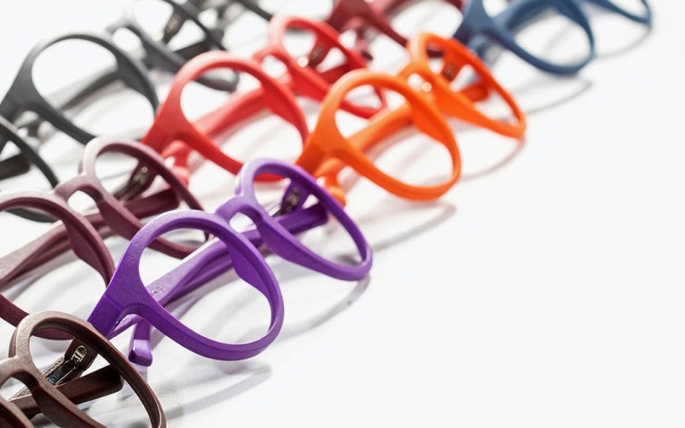Reihen von bunten 3D-gedruckten Brillengestellen