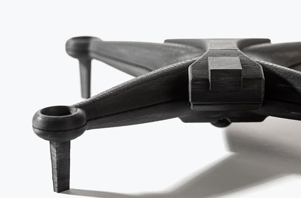 Vista frontale ravvicinata di un corpo per droni stampato in 3D in PC-ABS