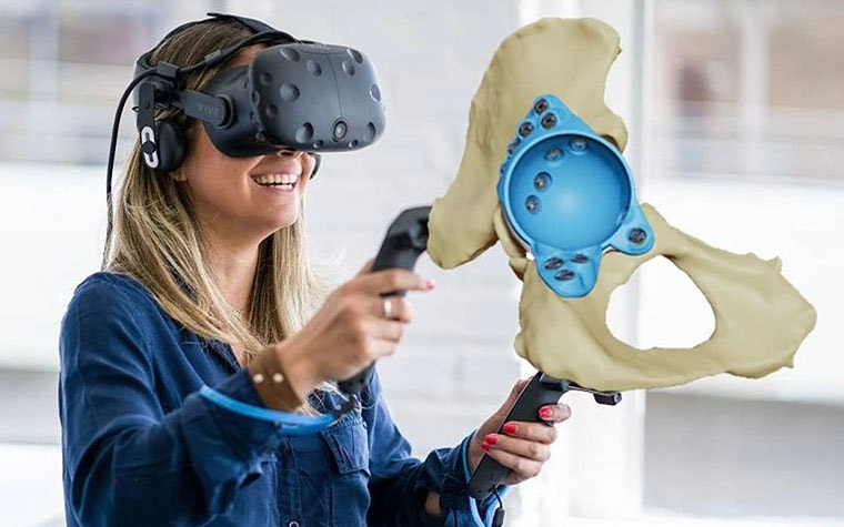 Woman using a virtual reality headset to plan a hip arthroplasty
