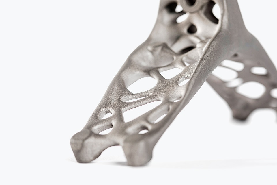 Soporte de elevación en titanio impreso en 3D con orificios para su ligereza