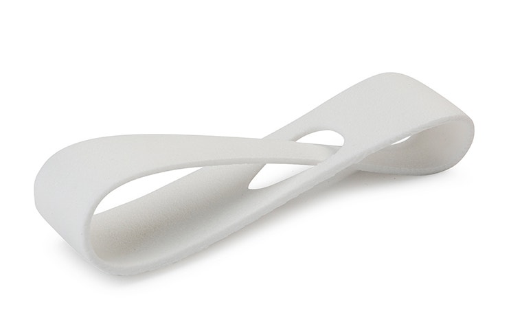 Weißes, mattes Musterexemplar einer Schleife, 3D-gedruckt aus PA-GF mittels SLS-Technologie.