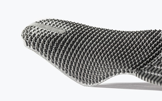 Vue en gros plan de l'extrémité d'une semelle intérieure de chaussure imprimée en 3D par Multi Jet Fusion avec du matériau PA 12