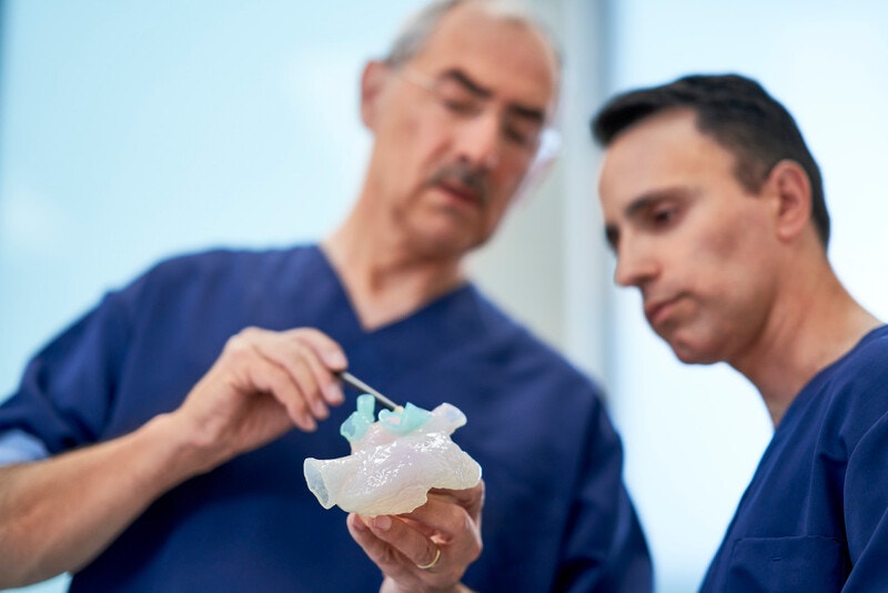 Dos cirujanos comprobando un modelo anatómico impreso en 3D