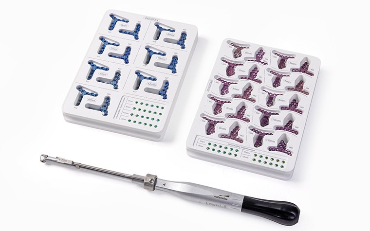 Ein Materialise Orthognathie-Werkzeugset mit Schraubendreher und Farbkodierung.