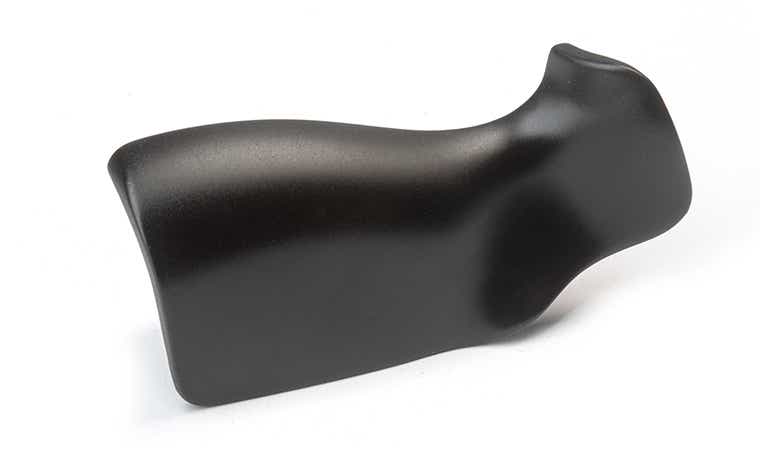 Manico nero realizzato con poliuretani tipo ABS mediante colata sottovuoto, rifinito con primer e vernice satinata al 50% di lucentezza.