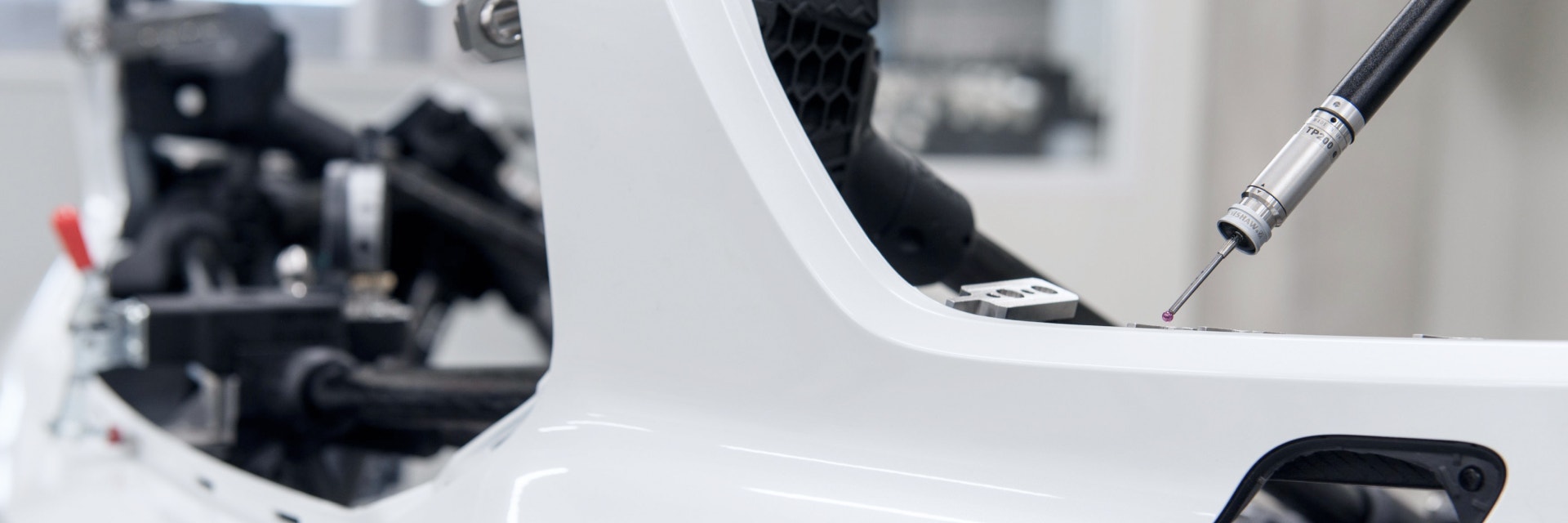 생산 중인 자동차의 흰색 프레임에 가까운 뾰족한 자동차 점검 장치