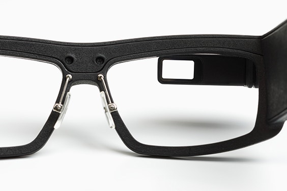 Vista ravvicinata del display degli occhiali intelligenti di sicurezza Iristick