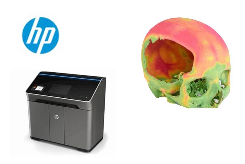 Imprimante 3D HP à côté d'un modèle de crâne coloré imprimé en 3D