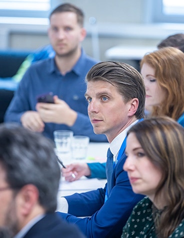 Koen Willemsen surrounded by other Leading Minds Summit attendees