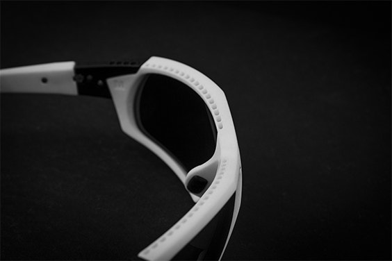 Vue de dessus des montures de lunettes sportives SEIKO Xchanger blanches