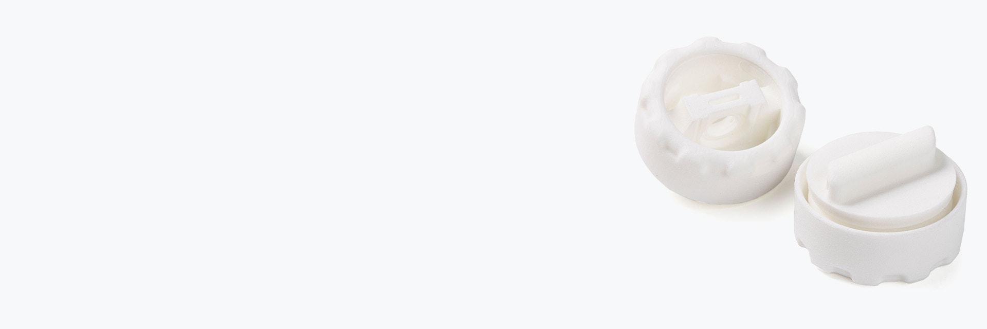 Zwei weiße 3D-gedruckte Bauteile, die mit SLS und PA 12 für Sartorius hergestellt wurden.