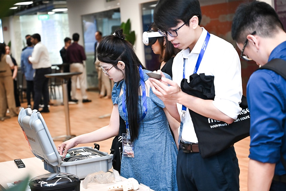 3d-printing-hospital-forum-apac-2025-panel-attendees-reviewing-demo-parts.jpg