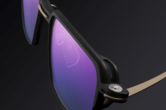 Vista angolata del frontale degli occhiali da sole McLaren con lenti colorate viola