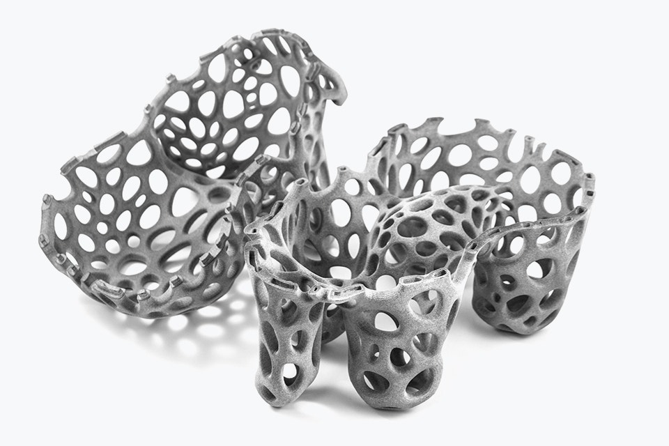 3Dプリントされたパーツは2つに分かれており、全体的に多くの穴が開いている