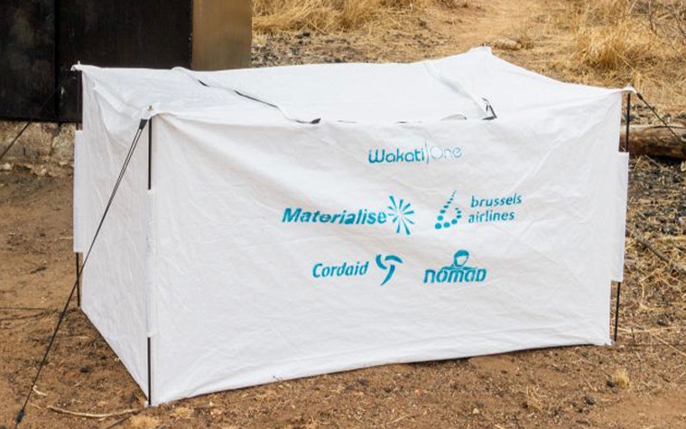 Ein Zelt und ein kleines Solarpanel werden mit der Wakati-Einheit kombiniert