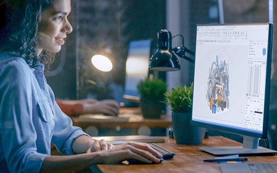 Mujer sentada en un escritorio utilizando Magics en un ordenador
