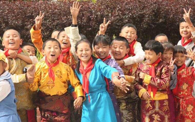 Schoolchildren along the Silk Road route 