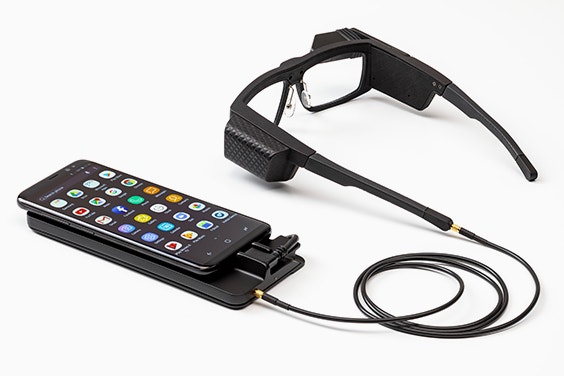 Intelligente Sicherheitsbrille von Iristick, die mit einem Telefon verbunden ist.