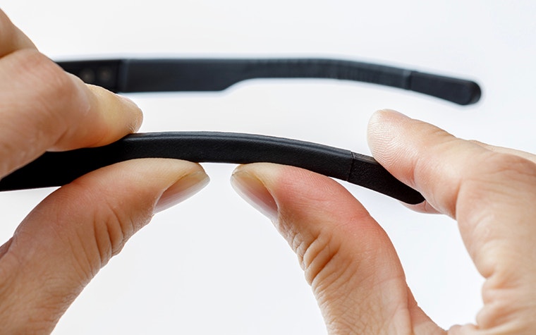 Eine Person biegt die intelligente Sicherheitsbrille Iristick, um die Flexibilität zu zeigen