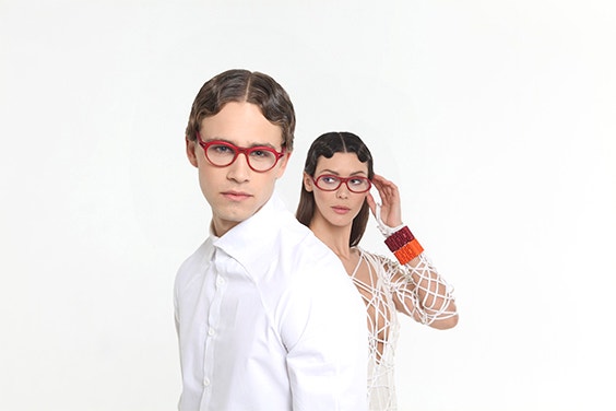 Modelos masculino y femenino con gafas rojas de la colección Yuniku Hoet
