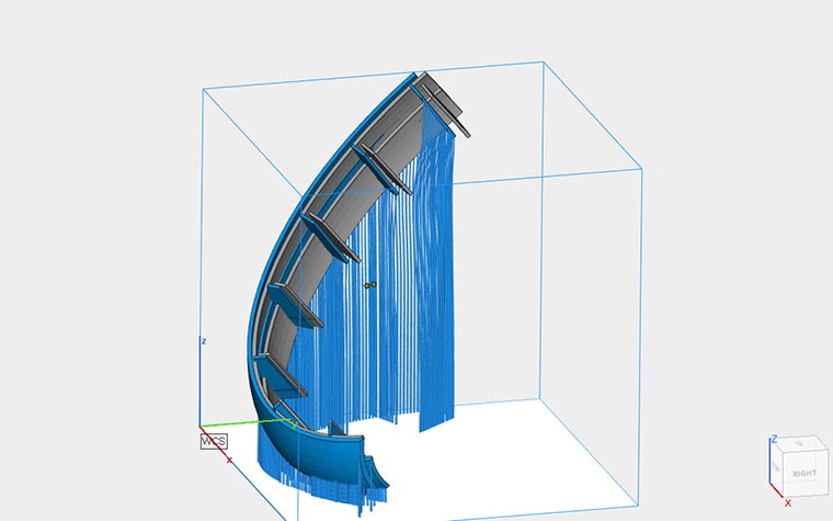 Ansys Simulationモジュールで解析中の3Dモデル。グレーの曲線部分は3D立方体の中にあり、青いサポートが構造体の中に引き込まれている。