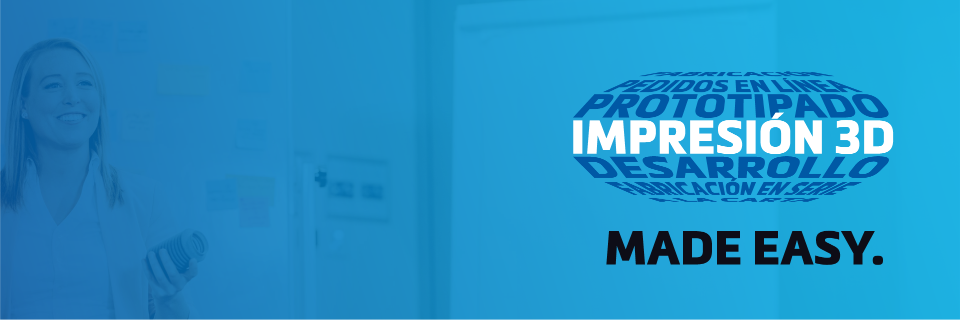 Mujer de pie en una pared donde se muestra "Términos de fabricación aditiva" en un roller.