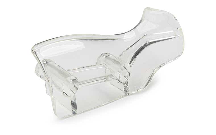 Une poignée transparente réalisée avec des polyuréthanes de type ABS par moulage sous vide, avec une finition transparente esthétique.