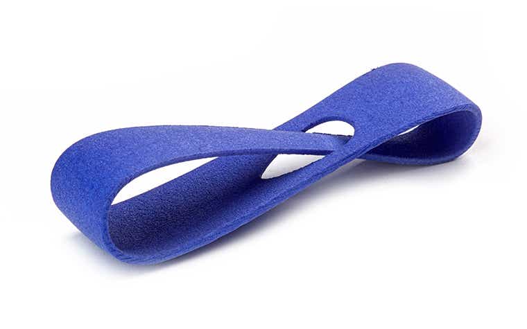 Eine glatte Musterschleife, 3D-gedruckt aus PA-GF und blau eingefärbt.