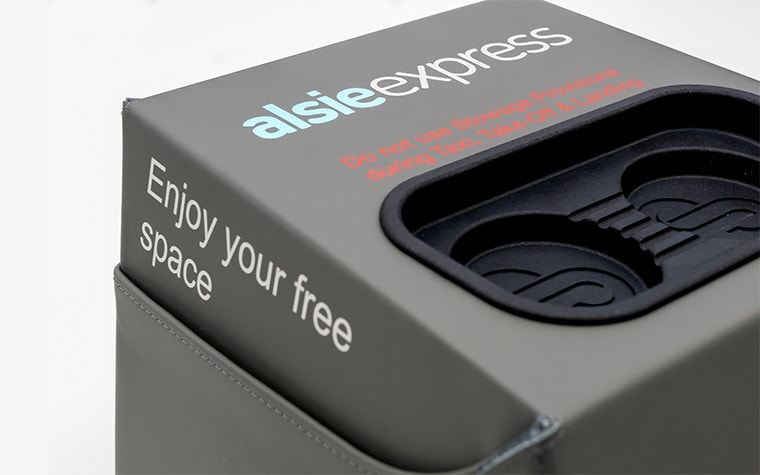 Un primer plano de las inserciones negras impresas en 3D en la parte superior del bloqueador de asiento de Stirling Dynamic, utilizado para smartphones y otros dispositivos.