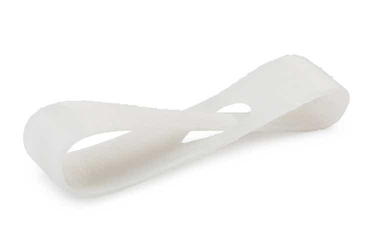 Eine weiße 3D-gedruckte Schlaufe aus ABSi, hergestellt im Fused Deposition Modeling-Verfahren, mit normaler Oberfläche.