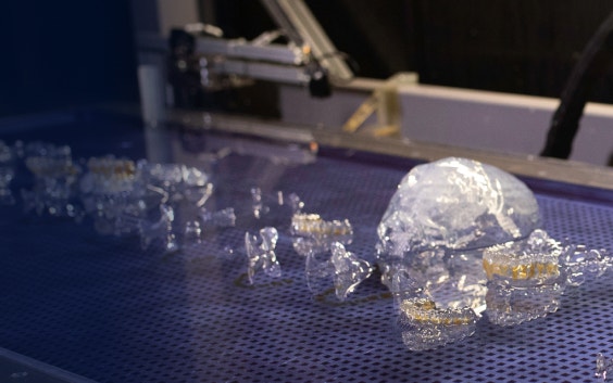 Varios modelos anatómicos transparentes impresos en 3D sobre una mesa