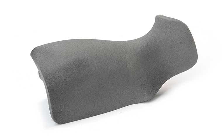 Un mango gris fabricado con poliuretanos similares al ABS mediante fundición al vacío, acabado con chorro de arena.