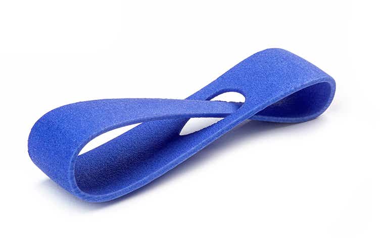 Un bucle azul impreso en 3D fabricado con PA 12 mediante sinterización láser, con un acabado liso y teñido de color.