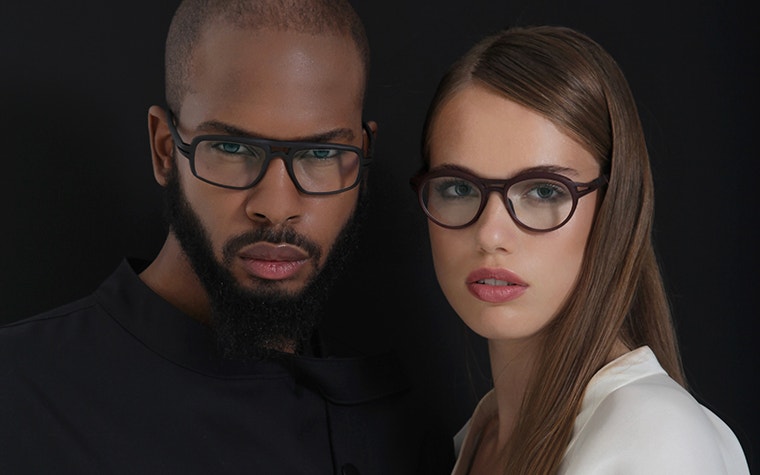 Un mannequin masculin noir et un mannequin féminin blanc regardant l'objectif et portant des lunettes de la collection Hoet Cabrio