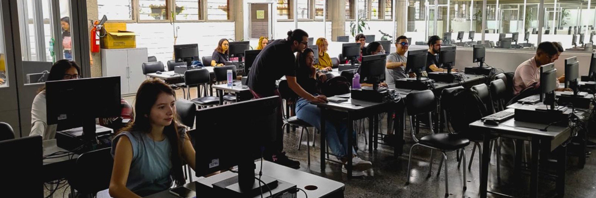 A classroom of students at the University of Antioquia are learning how to use Materialise Mimics Core and 3-matic Medical software. The students are at their desks and using PCs.