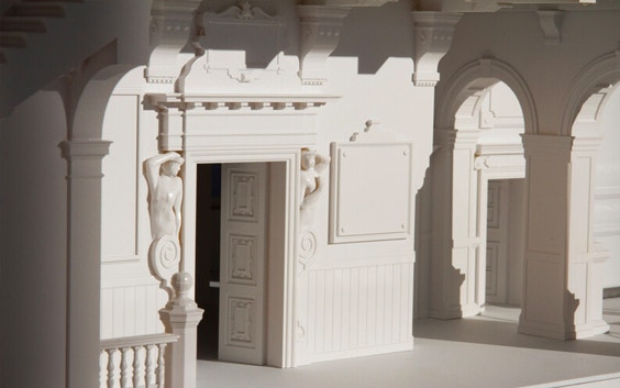 Nahaufnahme eines Modells des Antwerpener Rathauses mit vielen Details im Inneren