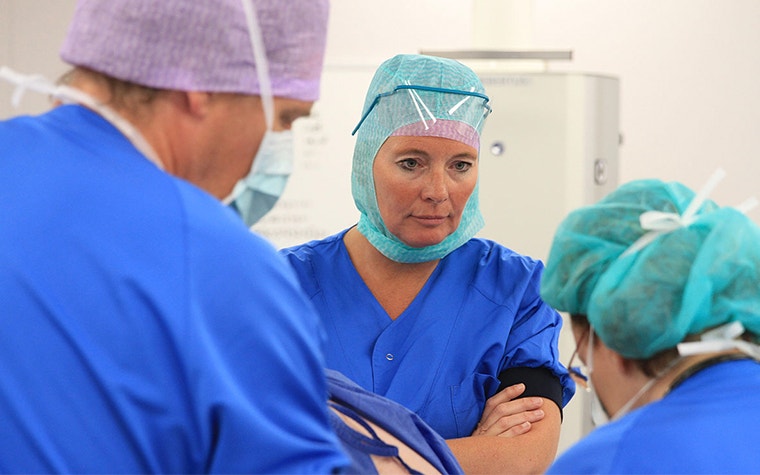 Dr. Saskia Boekhorst and two medical colleagues in surgical scrubs 