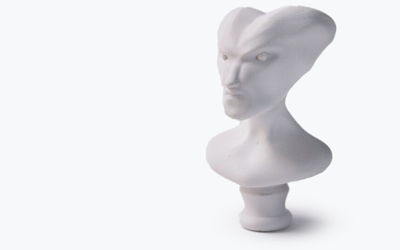 Un busto blanco de un extraterrestre realizado en ABS mediante modelado por deposición fundida.