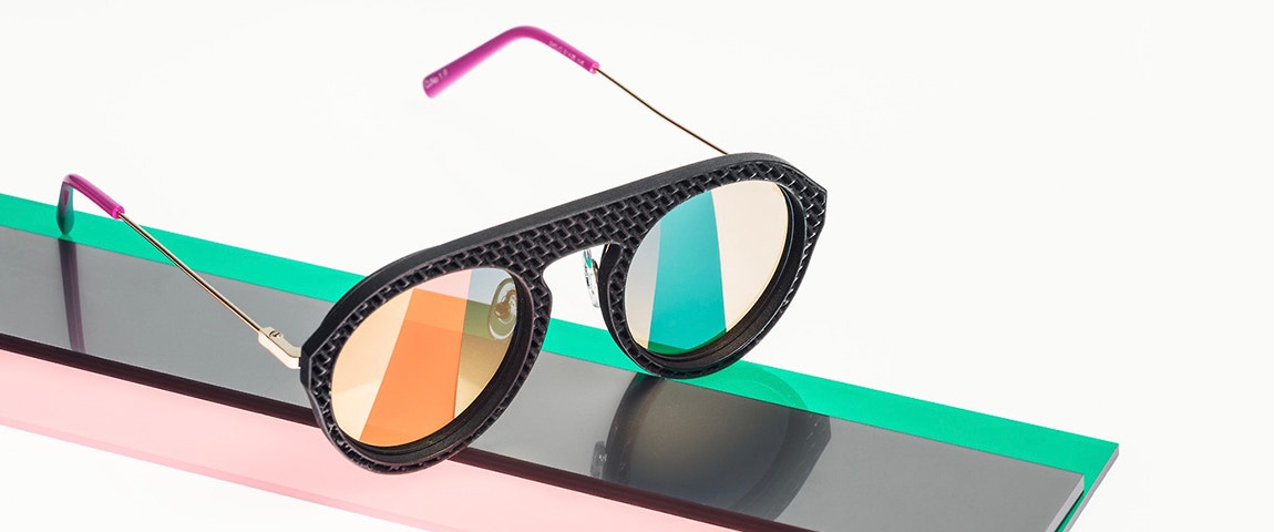 Vista angolata di occhiali da sole OXYDO Safilo neri con estremità viola