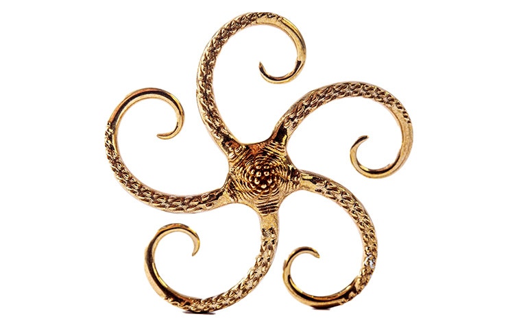 Un modello ornamentale in bronzo di una stella marina realizzato con la tecnica della fusione a cera persa.